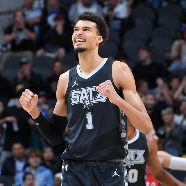 开云娱乐-生日夜35+18对飚约基奇！文班百场里程碑载入史册