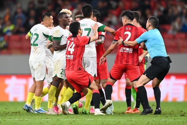 kaiyun-【中超】夺冠悬念继续！颜骏凌送礼 海港1比2负国安